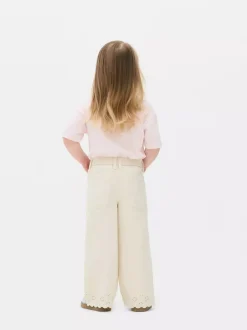 Dzieci Primark Spodnie I Legginsy<Szerokie jeansy z obszyciem z haftem angielskim