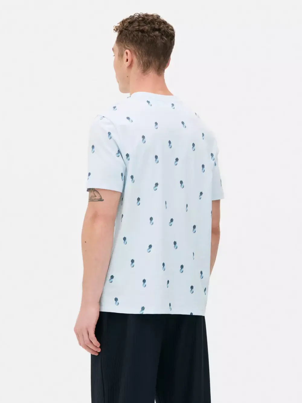 Primark Topy I T-Shirty<T-shirt z krótkim rękawem w drobne ananasy