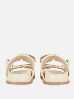 Primark Sandały<Płaskie sandały z perełkami
