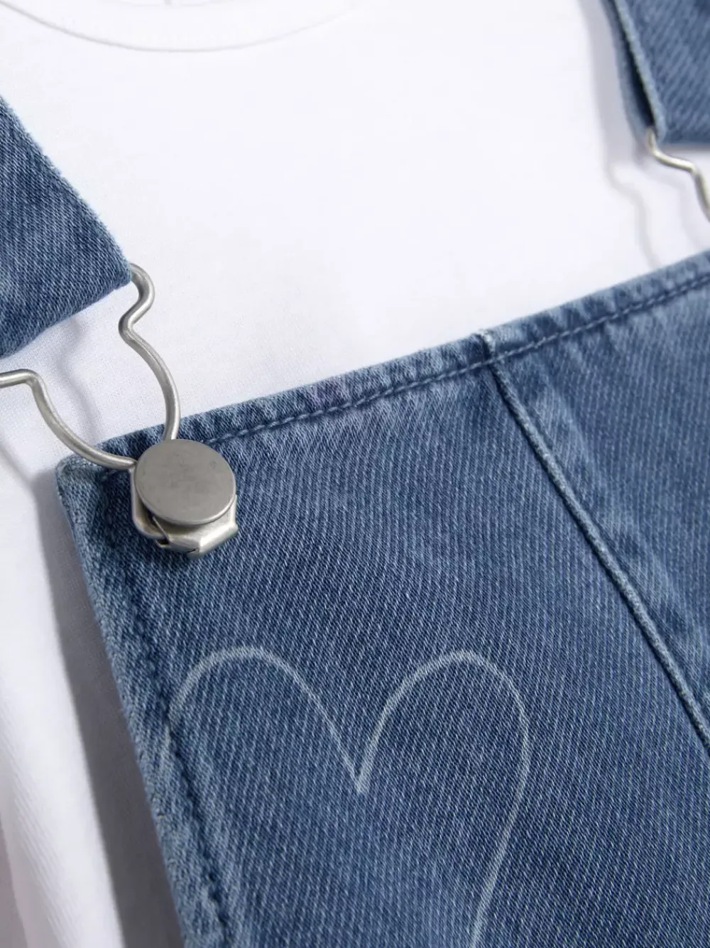 Primark Komplety I Gotowe Stroje<T-shirt i jeansowe ogrodniczki ze wzorem w serduszka