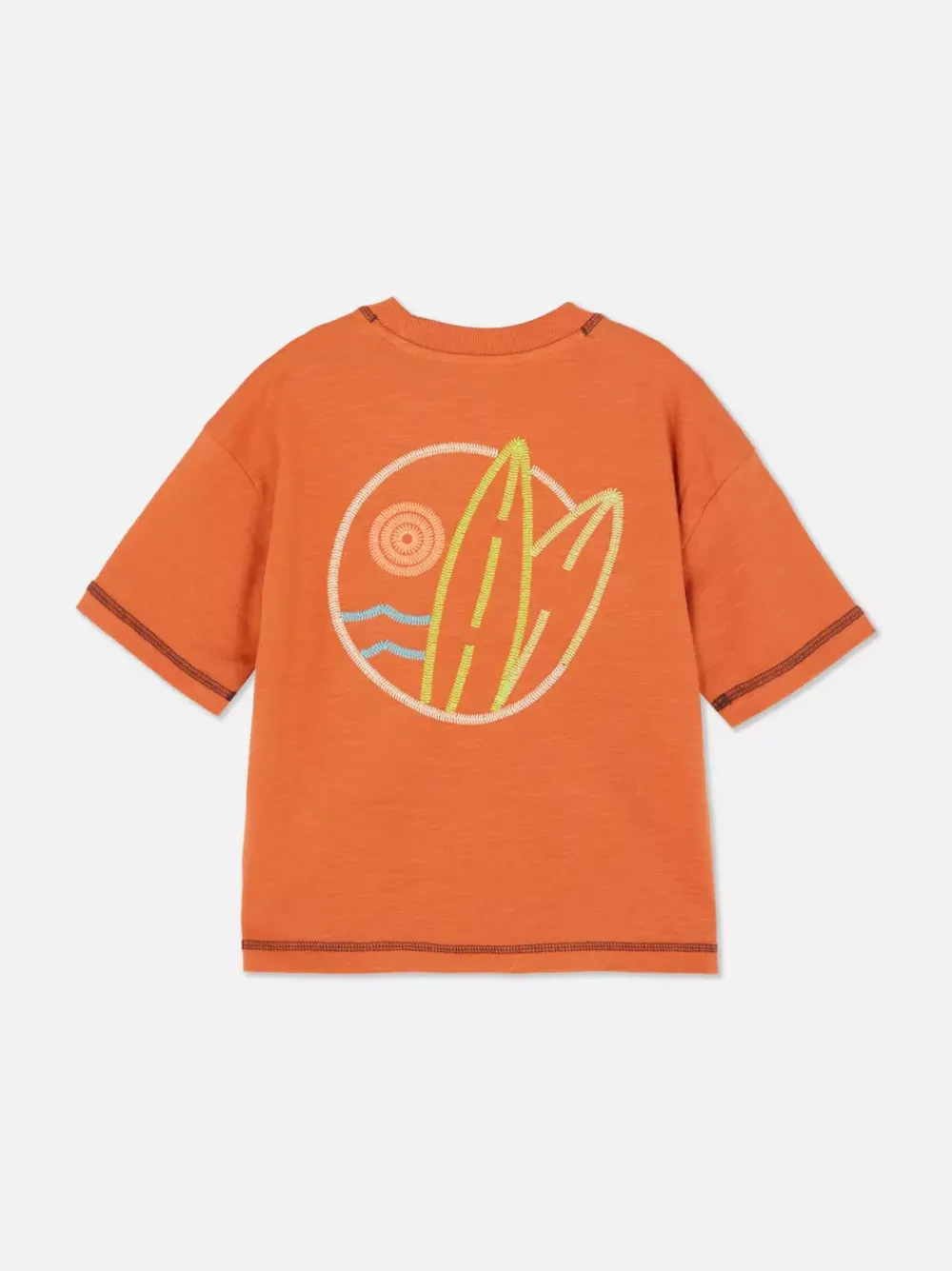 Dzieci Primark Topy I T-Shirty<T-shirt z haftowaną grafiką i kontrastowymi szwami